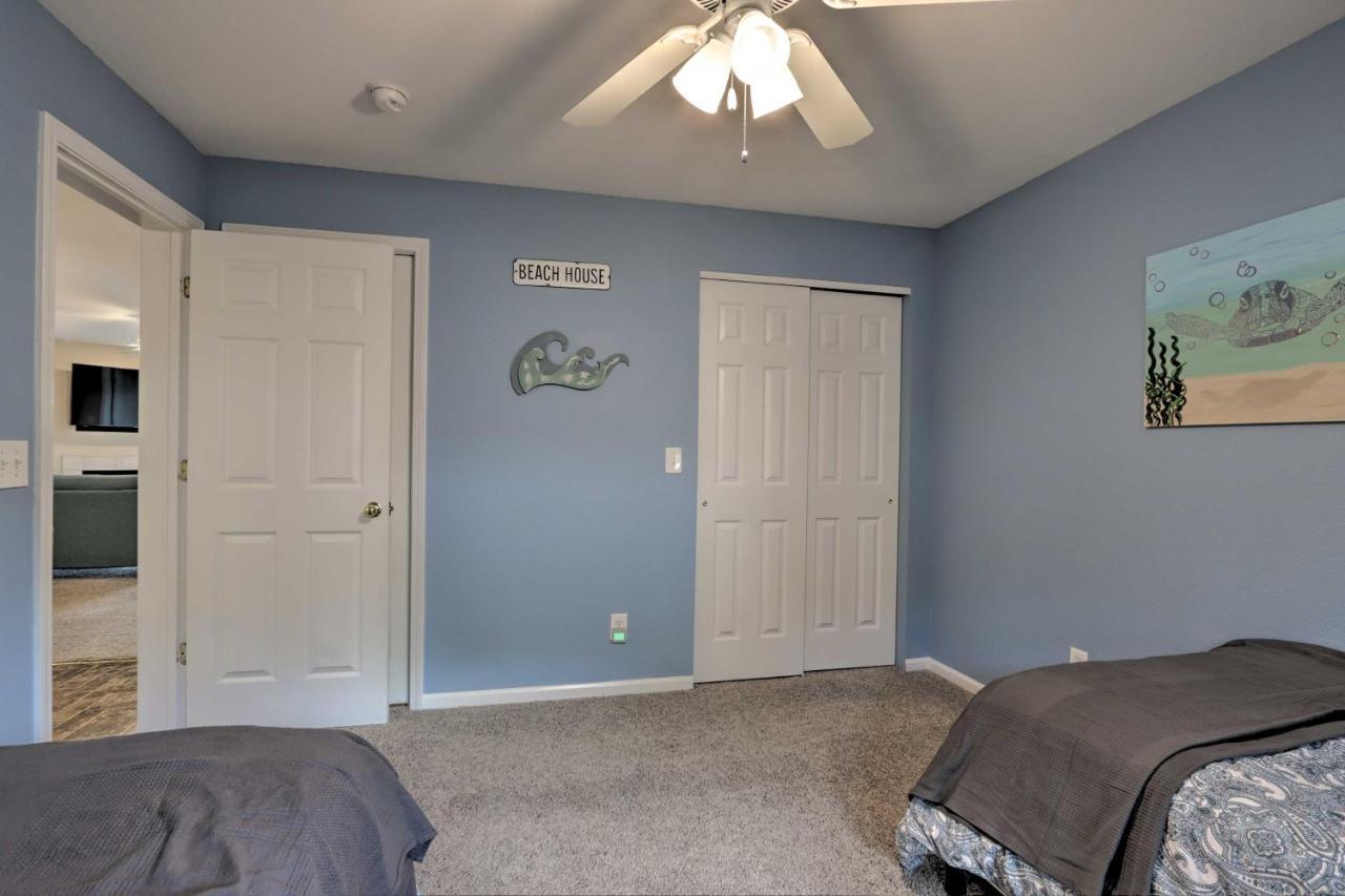 The Lake Escape With Balcony And Pool Access! Camdenton Bagian luar foto